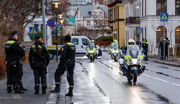 Þrjú hundruð manns sinna löggæslu 