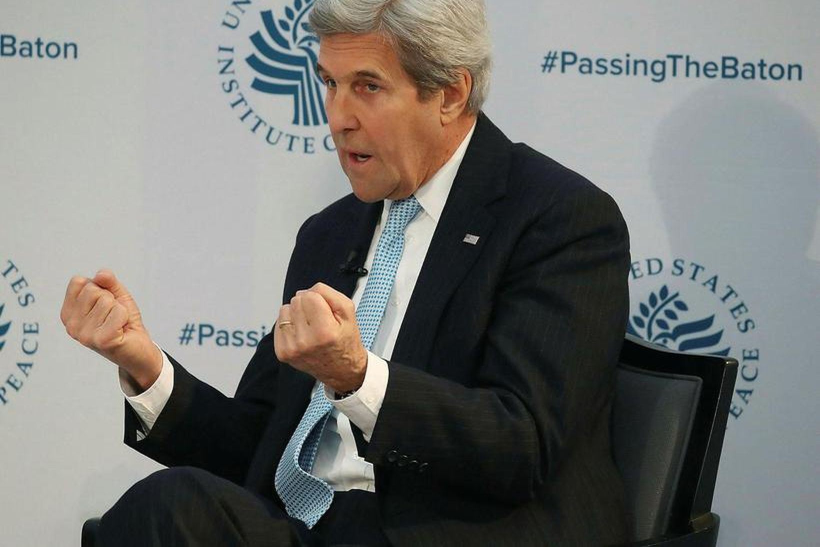 John Kerry er á leiðinni til Parísar.