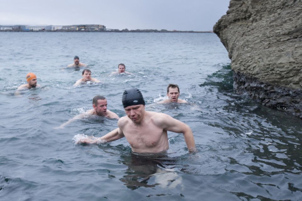 Þrír fræknir sundkappar flýja Alcatrax fangelsið á sundi næstkomandi laugardag.