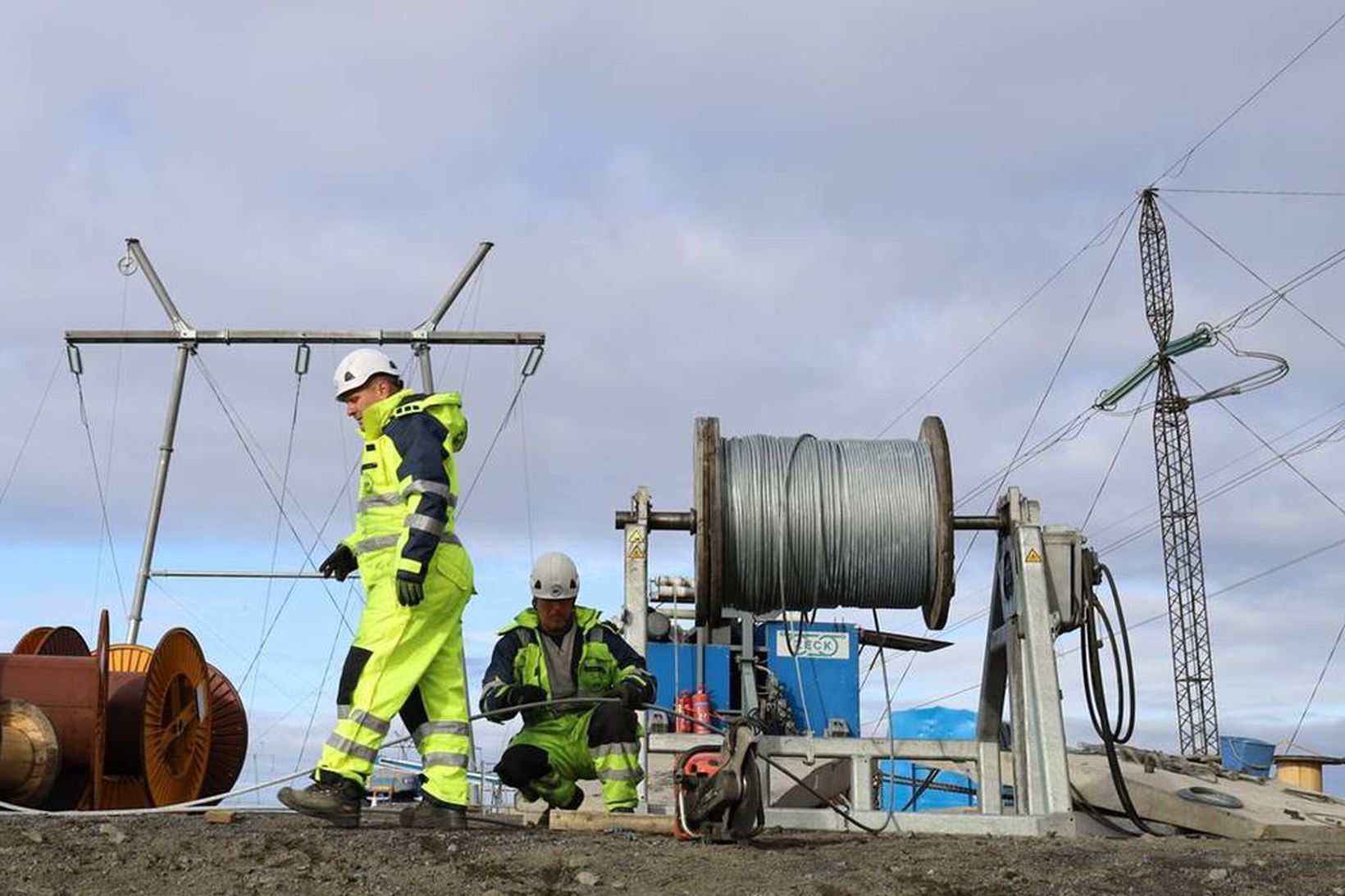 Framkvæmdir við Suðurnesjalínu 2 ganga vel, en gert er ráð …