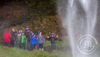 Íslenskir ferðamenn bak við Seljalandsfoss