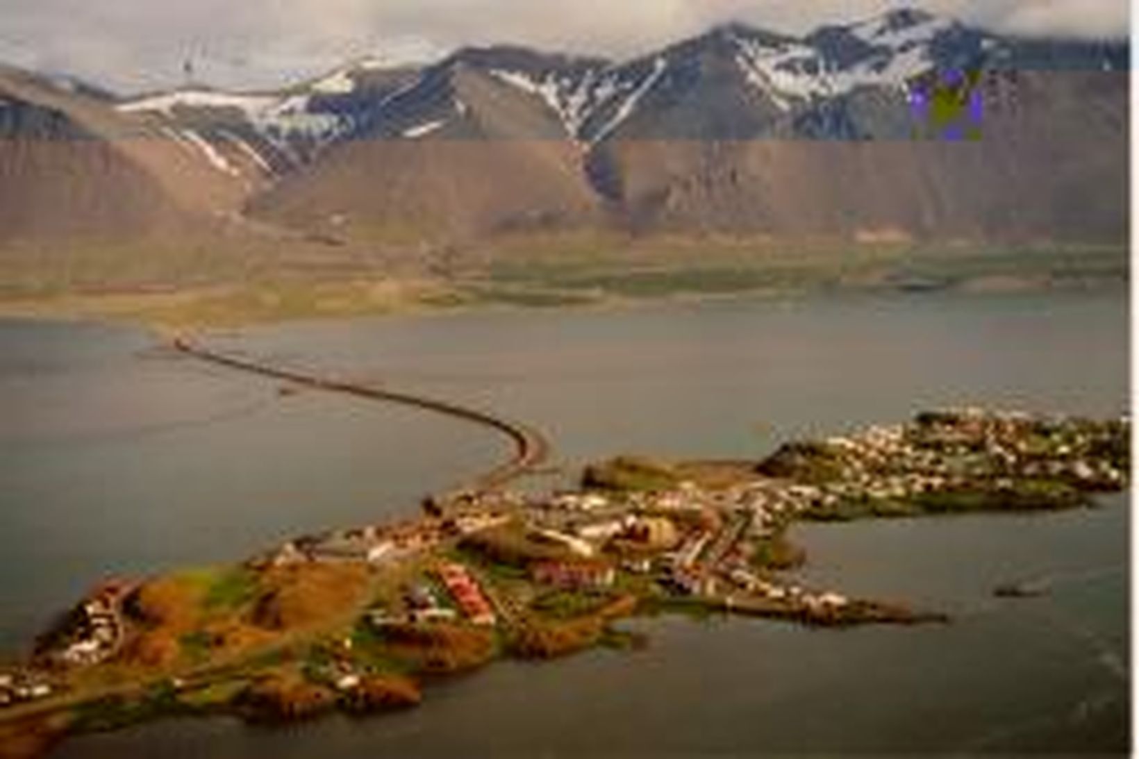 Borgarfjarðarbrúin er nú lokuð vegna óveðurs.