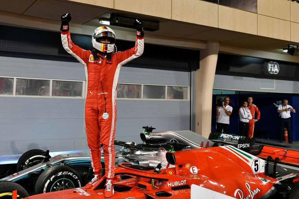 Sebastian Vettel fagnar sigrinum í Barein.
