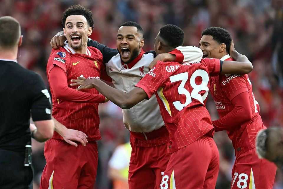 Curtis Jones, Cody Gakpo, Ryan Gravenberch og Jarell Quansah fagna í leikslok á Anfield.