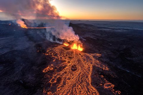 Hraun rennur meðfram varnargörðum og veldur álagi á þá.