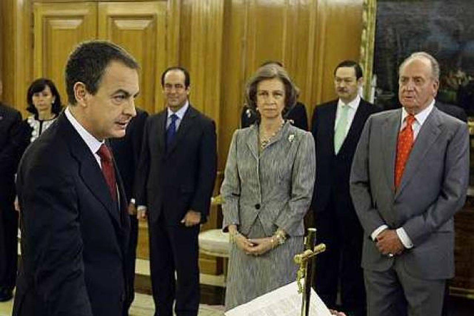Jose Luis Rodriguez Zapatero sór embættiseið í viðurvist Juan Carlos, …