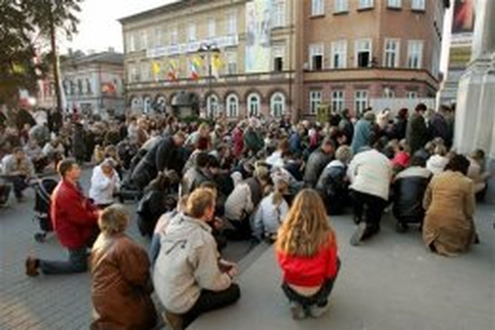 Kaþólikkar á bæn í dag við Maríukirkjuna í pólsku borginni …