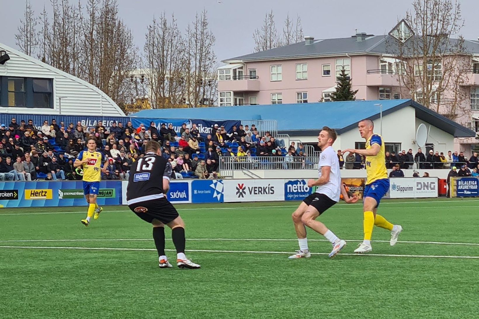 Steinþór Már Auðunsson í marki KA handsamar boltann í dag.