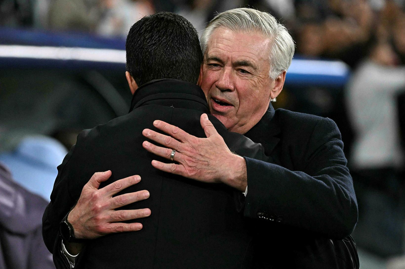Carlo Ancelotti faðmar Mikel Arteta stjóra Arsenal.