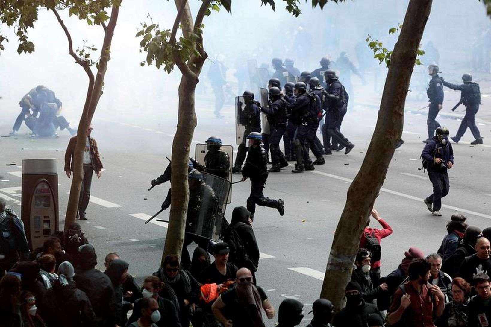 Sveit óeirðalögreglumanna og mótmælendur mætast í París í dag.