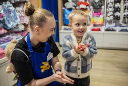 Börnin búa til sinn eigin persónulega bangsa hjá Build-A-Bear.