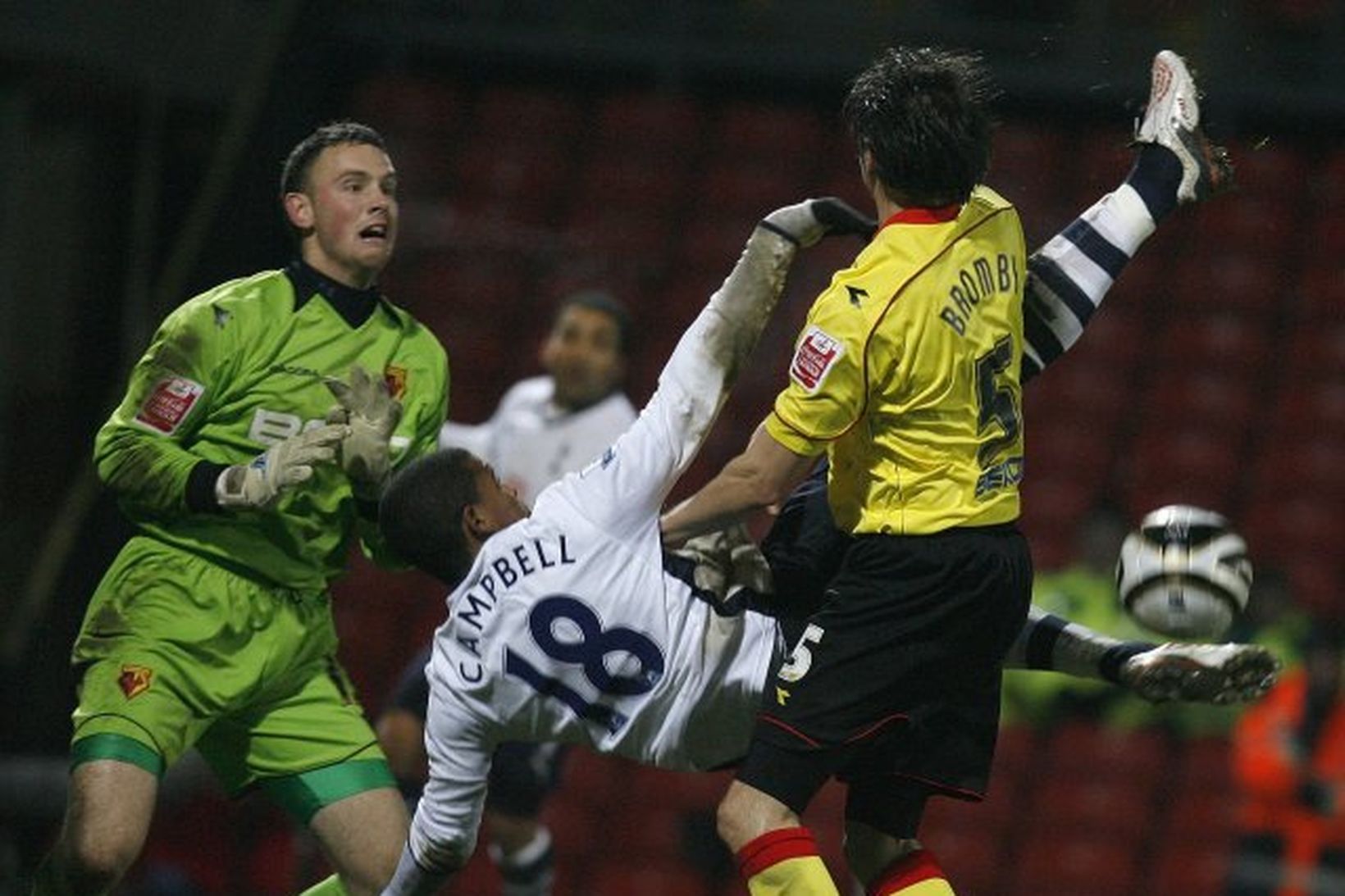 Frazier Campbell framherji Tottenham reynir með tilþrifum að skora gegn …