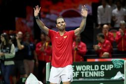 Goðsögnin Rafael Nadal þakkar fyrir sig eftir síðasta leik sinn á ferlinum í gær.