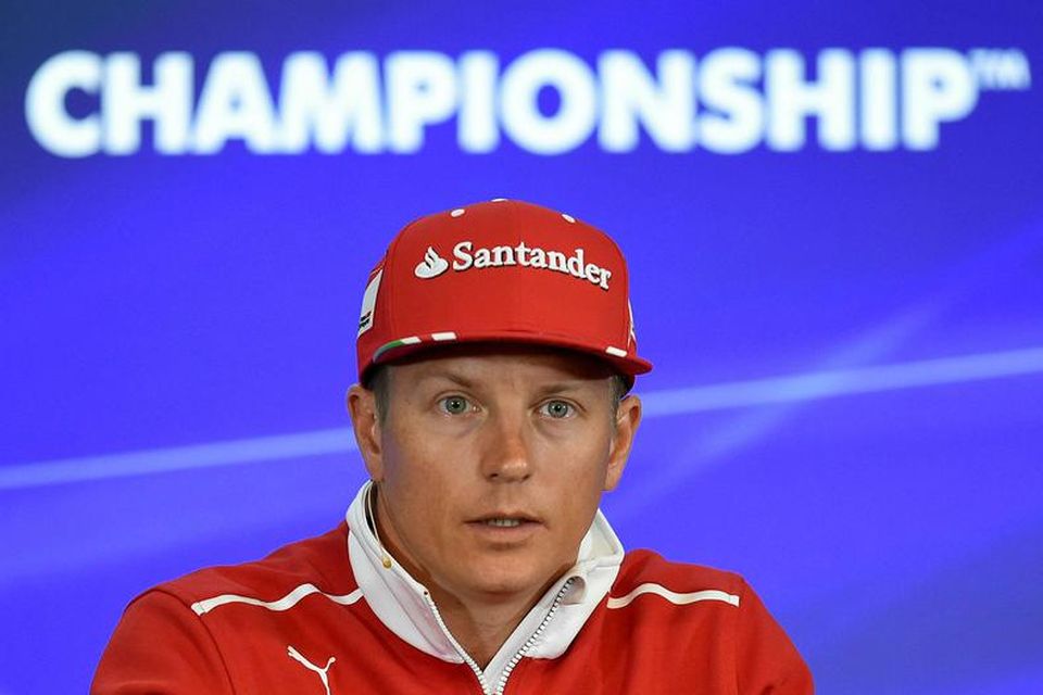 Kimi Räikkönen ræðir við blaðamenn í Spa-Francorchamps.