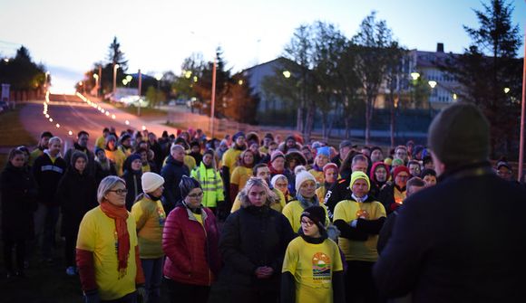 Um 300 manns gengu úr myrkrinu í ljósið