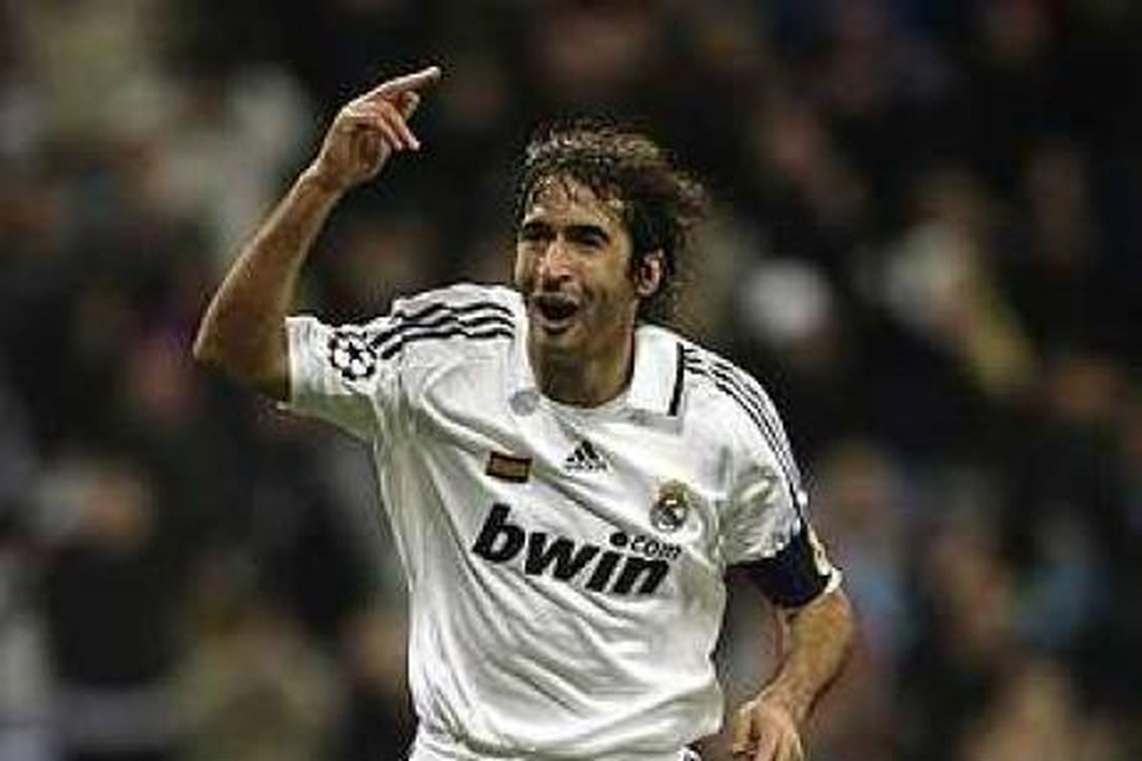 Raúl fagnar einu af mörgum mörkum sínum með Real Madrid.