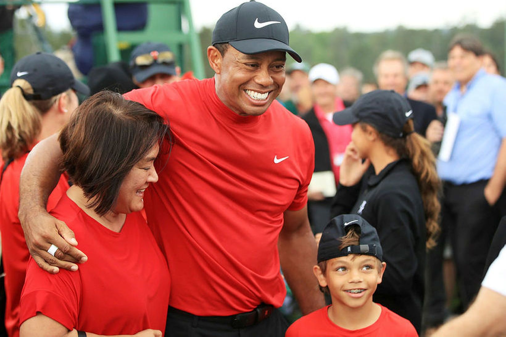 Tiger Woods fagnaði með syni sínum, Charlie Axel.