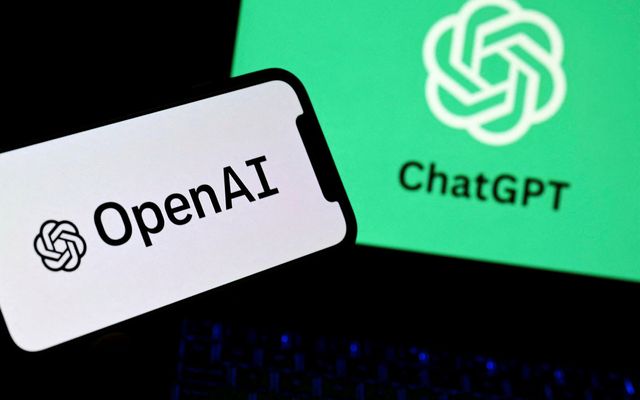 Sími og fartölva sem sýna vörumerki OpenAI og ChatGPT.
