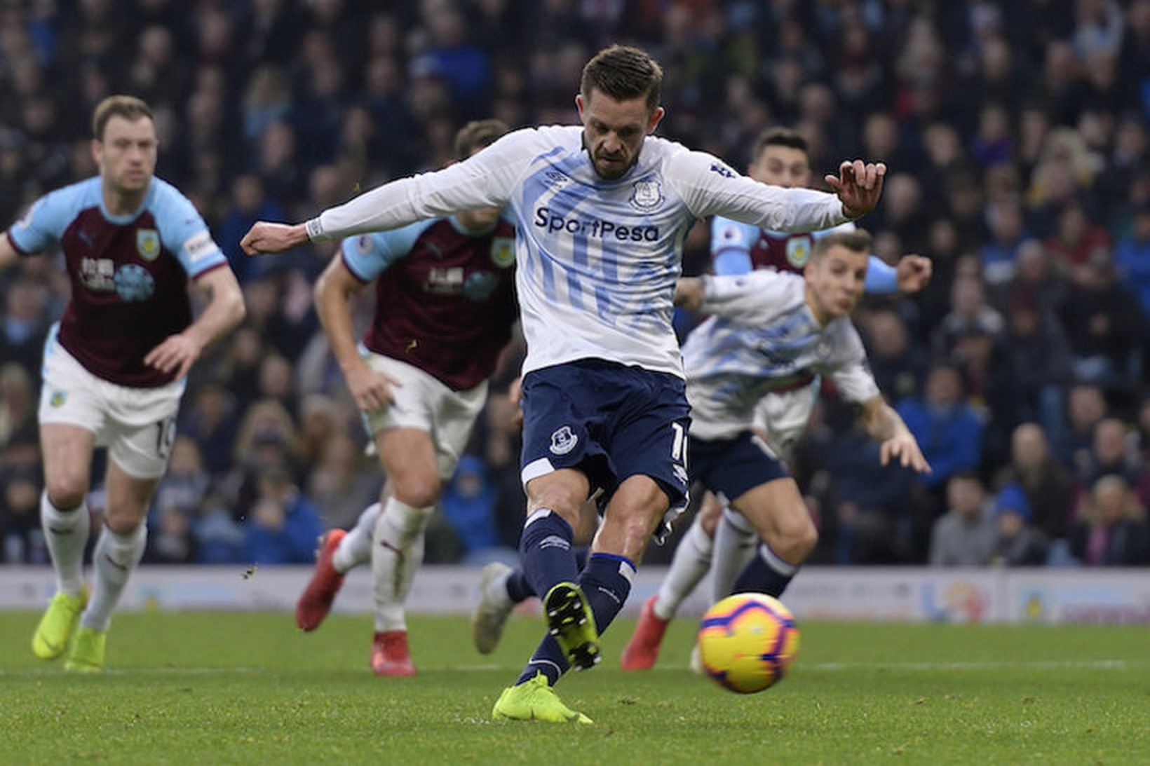 Gylfi Þór Sigurðsson skorar af öryggi gegn Burnley.