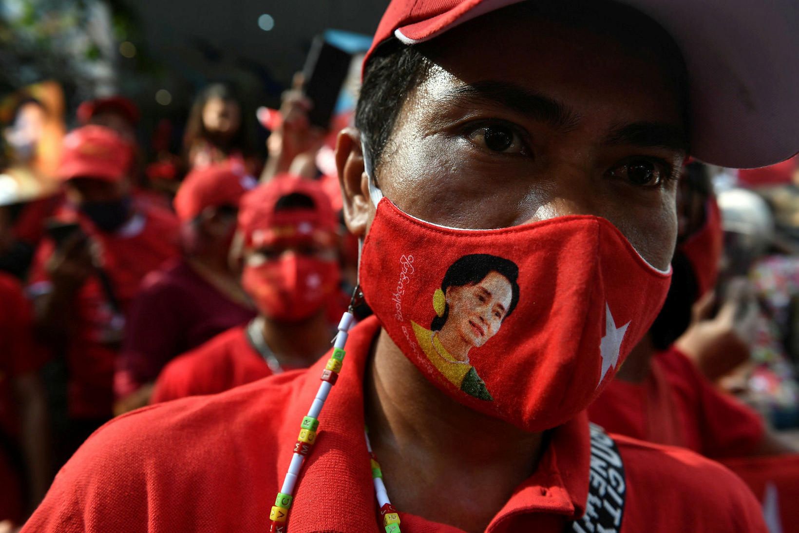 Innflytjendur frá Mjanmar mótmæltu handtöku Aung San Suu Kyi fyrir …