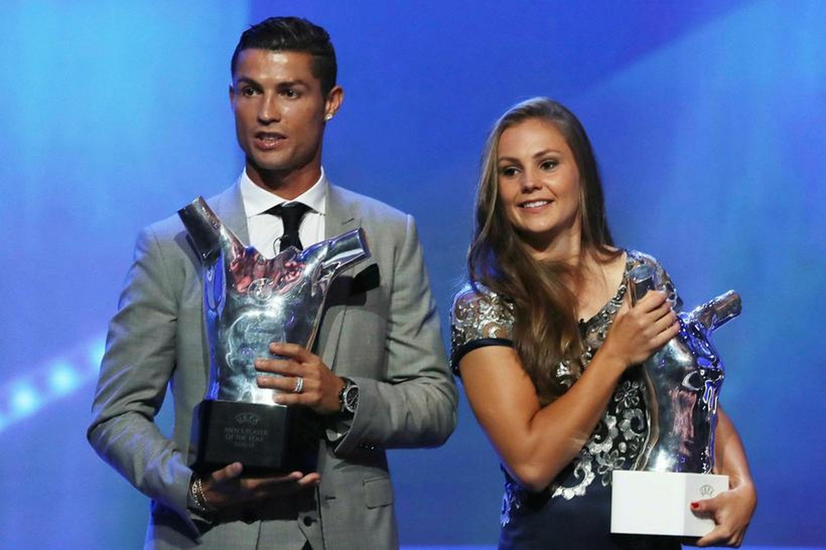 Cristiano Ronaldo og Lieke Martens voru sæl með verðlaunin.