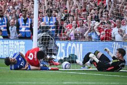 Taiwo Awoniyi rekst á markstöngina í leik Forest og Leicester.