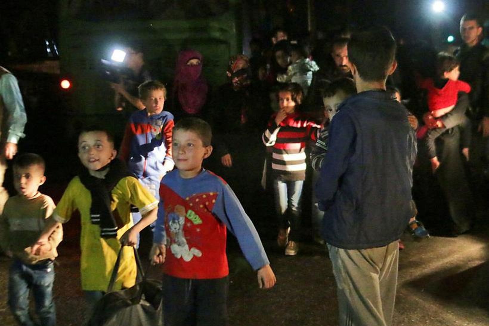 Tæplega 50 Sýrlendingar sem bjuggu í austurhluta Aleppo nýttu sér …