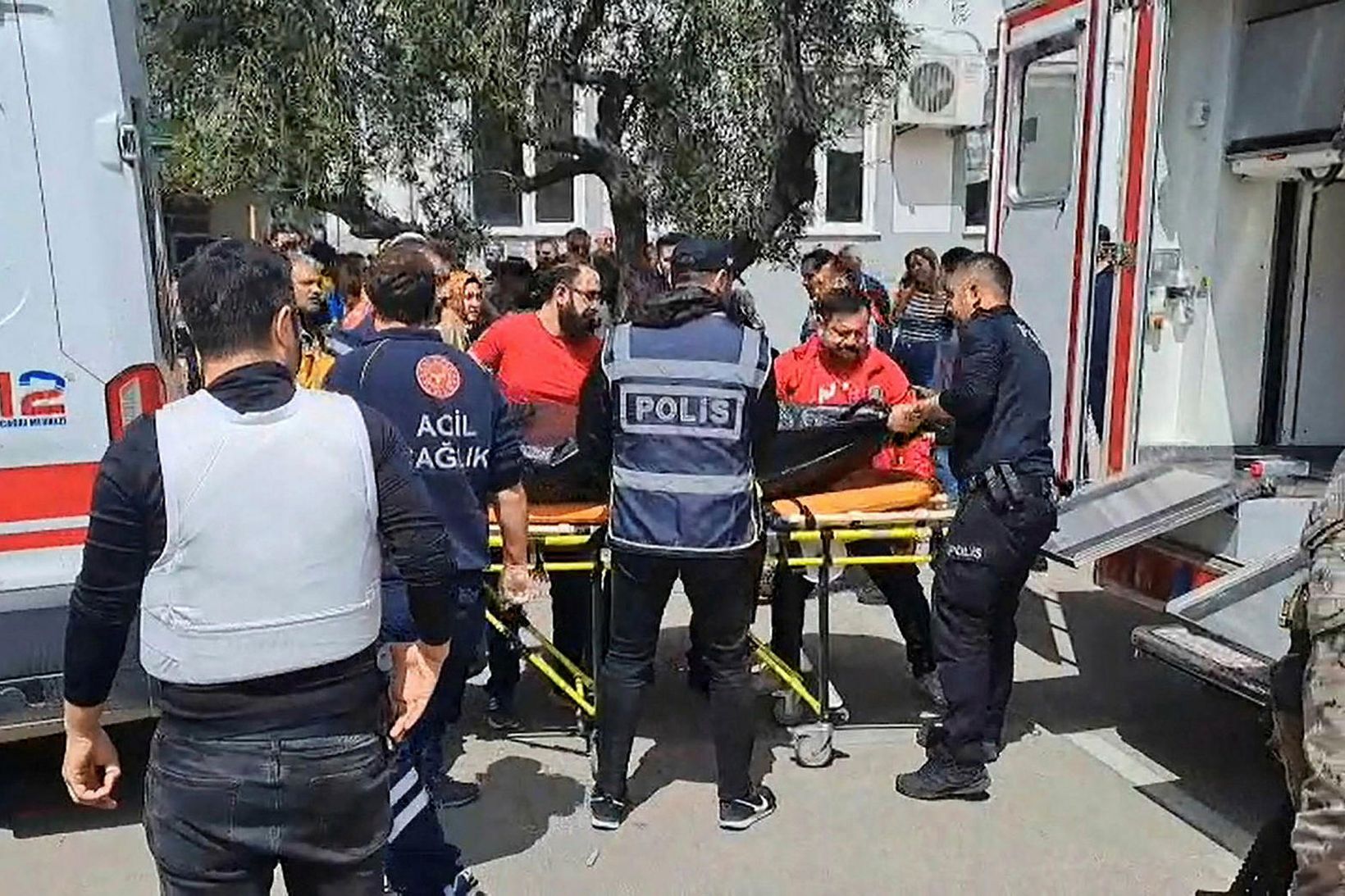 Gekk inn í skólastofur og hóf skothríð: Níu látnir