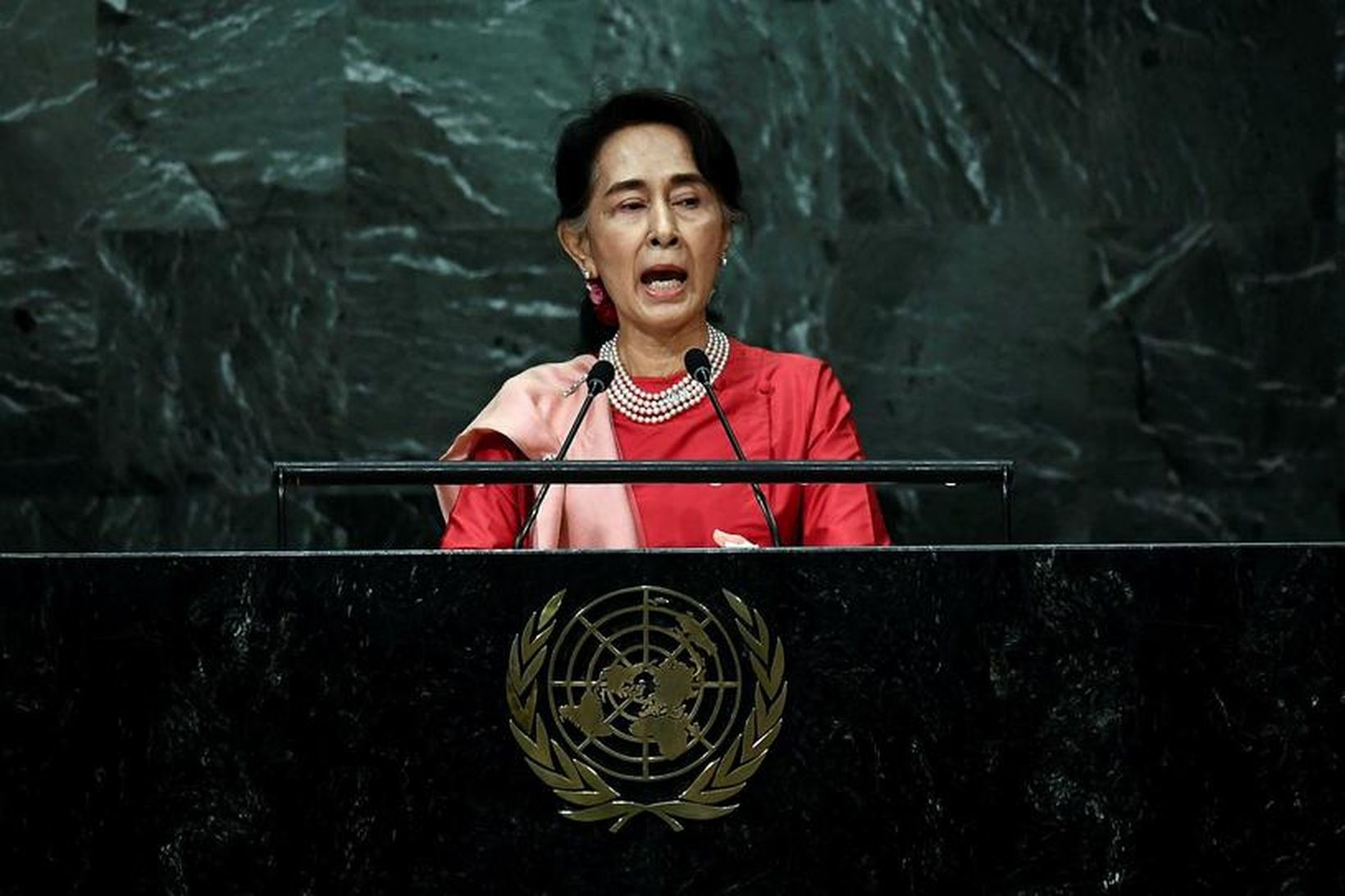 Aung San Suu Kyi hefur vakið reiði alþjóðasamfélagsins fyrir aðgerðaleysi …