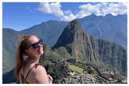 Rebekka Þurý Pétursdóttir við Machu Picchu í Perú.