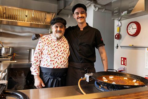 Pedró og Dagur Pétursson Pinós í eldhúsinu á veitingastaðnum La Barceloneta þar sem spænsku töfrarnir …