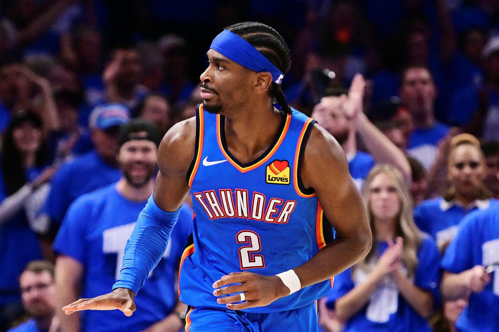 Shai Gilgeous-Alexander fagnar eftir að hafa skorað í nótt.