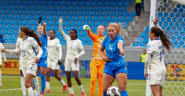 Hlín Eiríksdóttir í baráttunni í kvöld.