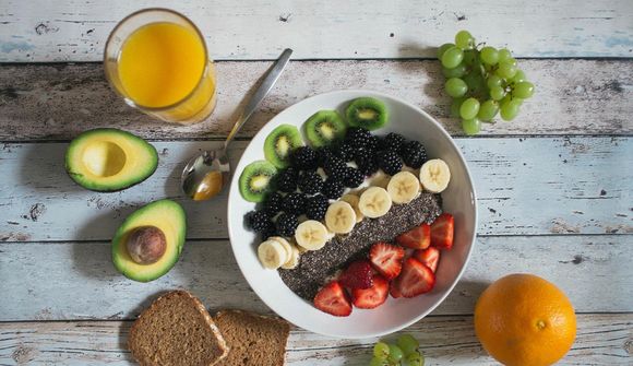 Létt og loftkennt skyr skreytt með ávöxtum