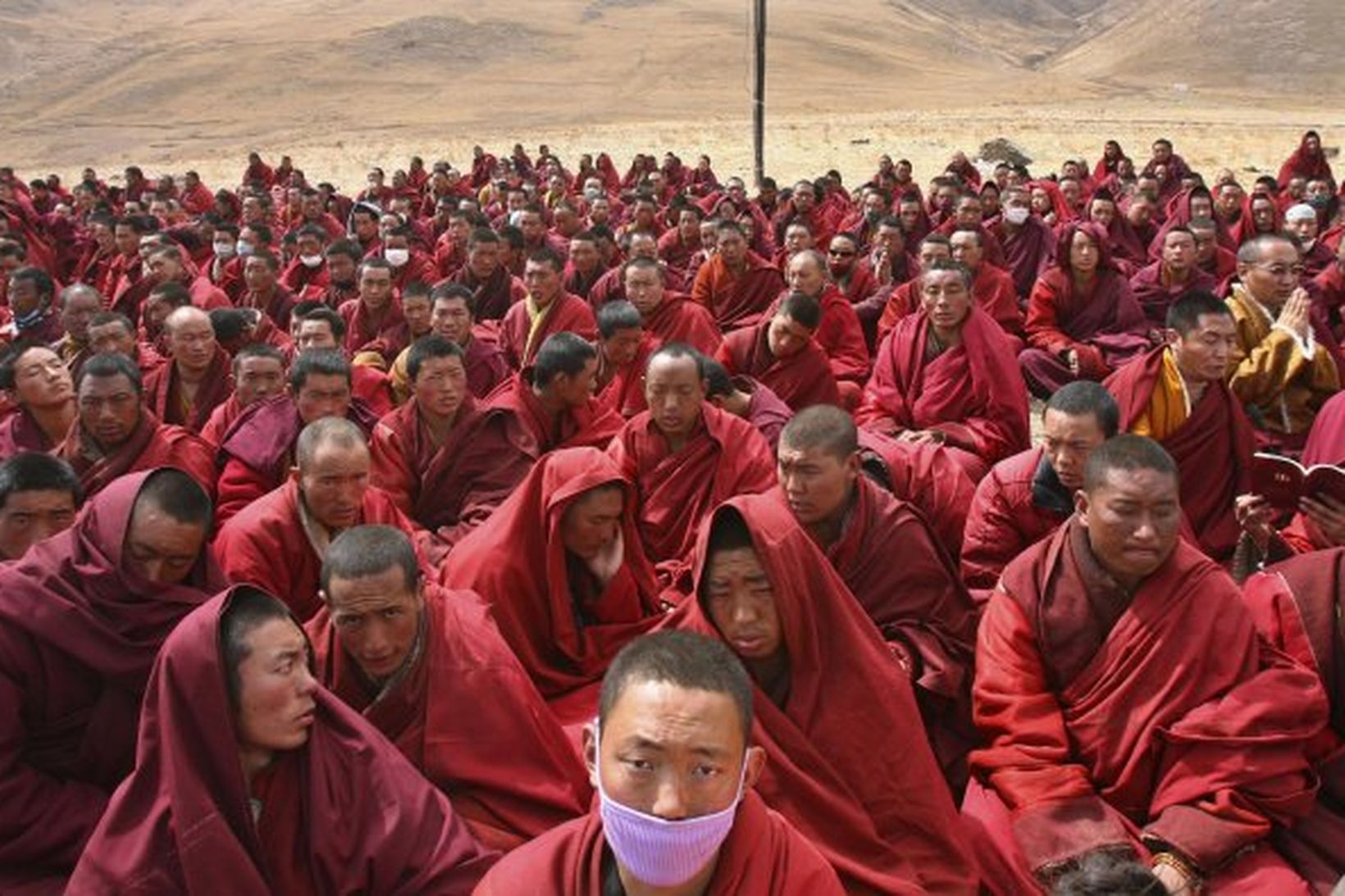 Tíbetskir munkar taka þátt í fjöldabæn til handa fórnarlömbum skjálftans.