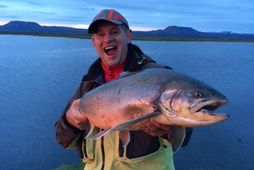 Rússneskur veiðimaður með 80 cm bleikju úr Skjálftavatni í Kelduhverfi.