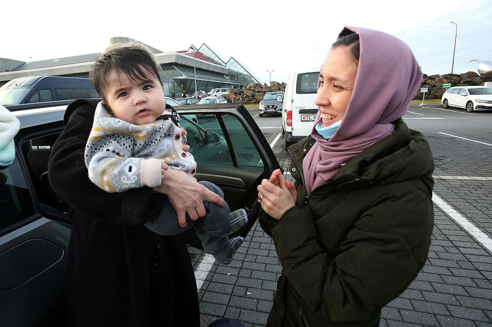 Arsalan litli steinsvaf á flugvellinum en vaknaði þegar móðir hans …