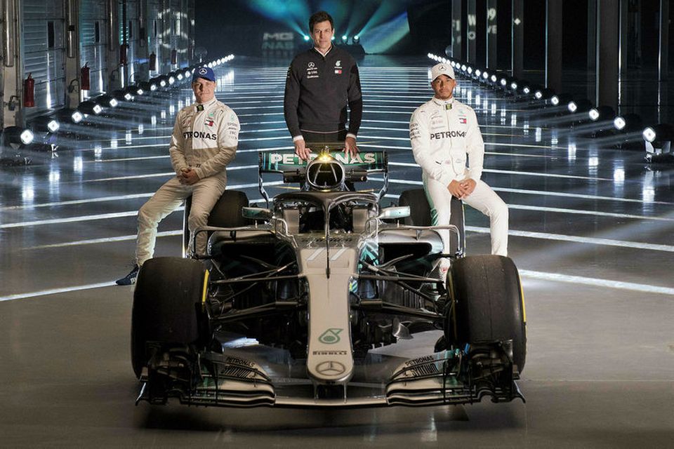 Valtteri Bottas (t.v.), Toto Wolf og Lewis Hamilton (t.h.) við 2018 bíl Mercedes við frumsýningu …