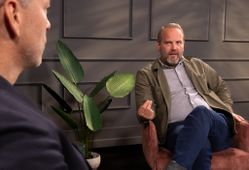 Þarf að greiða nýjum starfsmönnum „mjög há“ laun