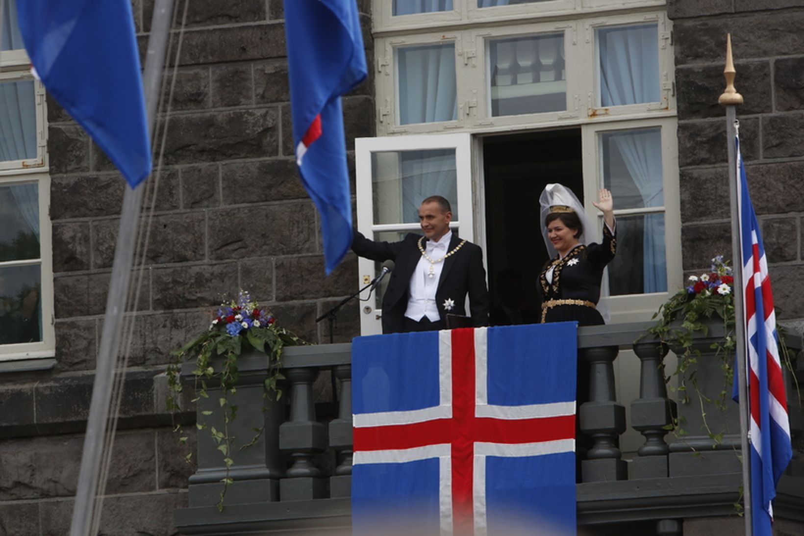Guðni Th. Jóhannesson forseti Íslands og Eliza Reid forsetafrú veifa …