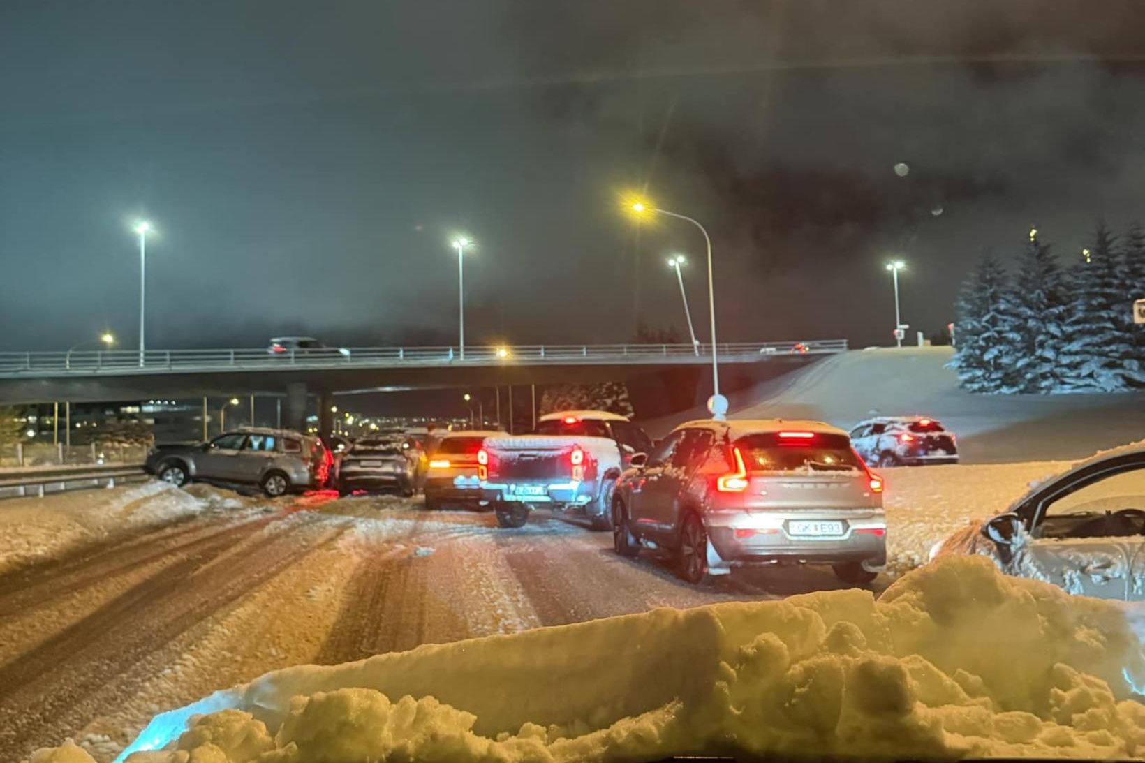 Vegfarandi segir að fimm bílar hafi skollið saman.