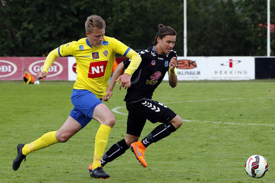 Elvar Árni Aðalsteinsson KA-maður og Bergsveinn Ólafsson, fyrirliði Fjölnis.