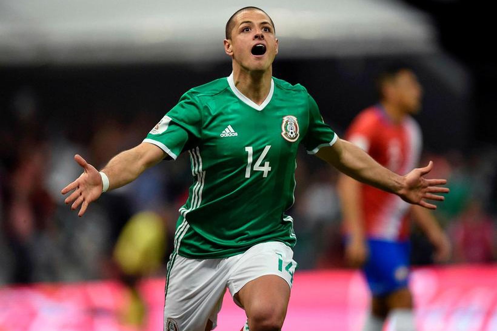 Javier Hernandez fagnar marki með Mexíkó.