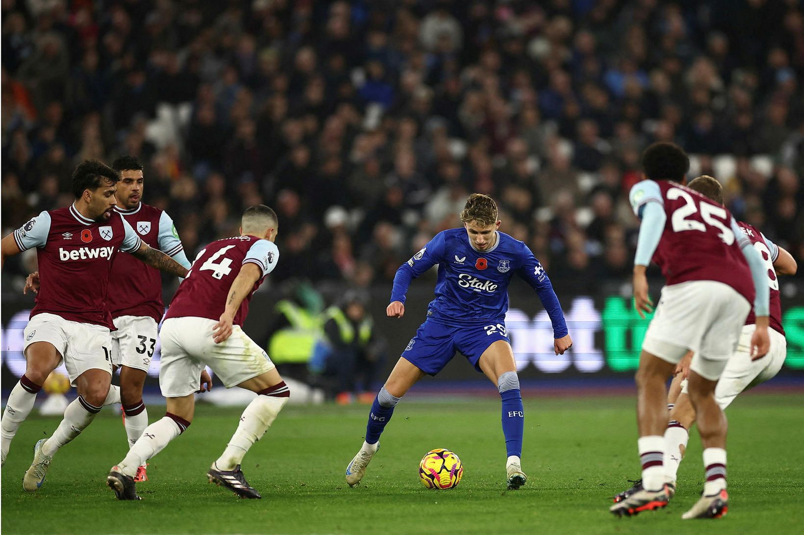 Daninn Jesper Lindström umkringdur West Ham-mönnum.