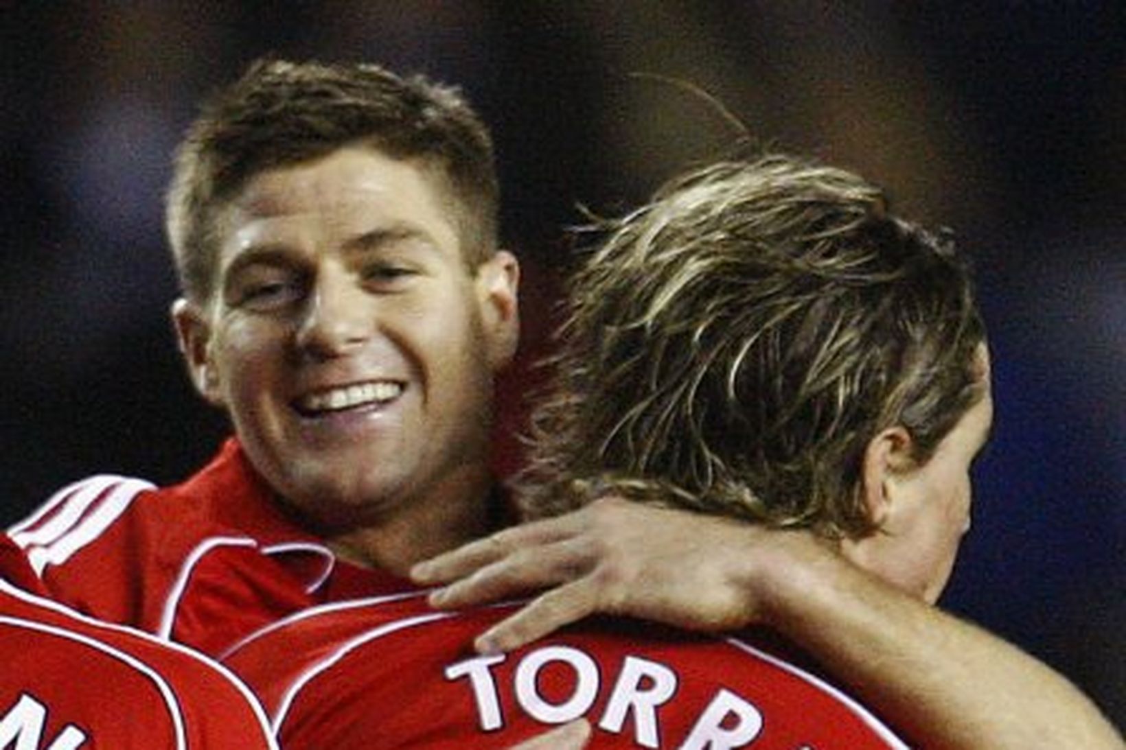 Steven Gerrard fagnar mark með Tottes.
