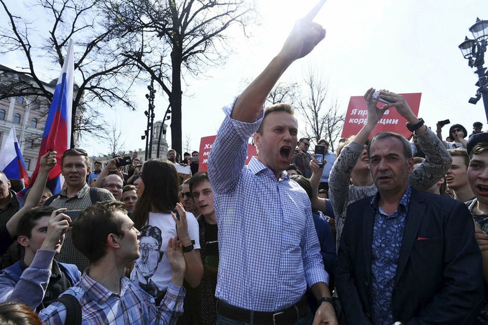 Alexei Navalny, leiðtogi stjórnarandstöðunnar hrópaði slagorð og var handtekinn skömmu …