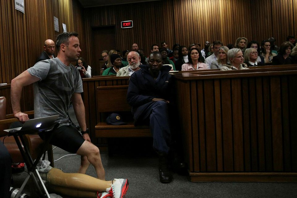 Oscar Pistorius fjarlægir gervifæturna fyrir dómarann