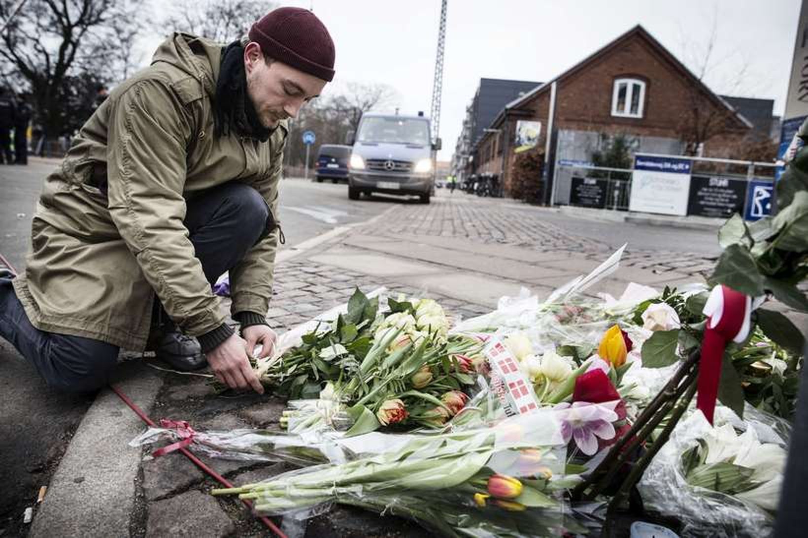 Fjölmargir hafa lagt blóm við bænahús gyðinga þar sem einn …