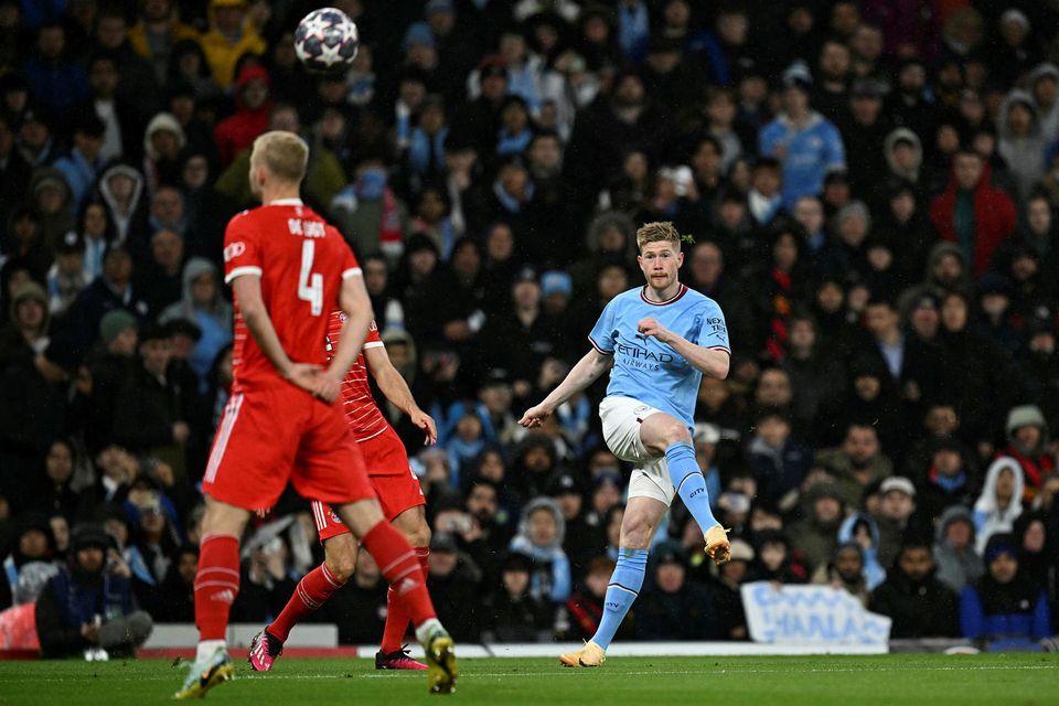 Kevin De Bruyne sendir boltann fyrir mark Bayern í leiknum í kvöld.