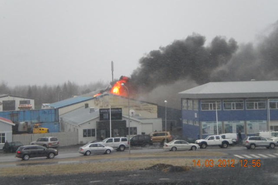 Mikill eldur logar í verksmiðjunni á Selfossi.